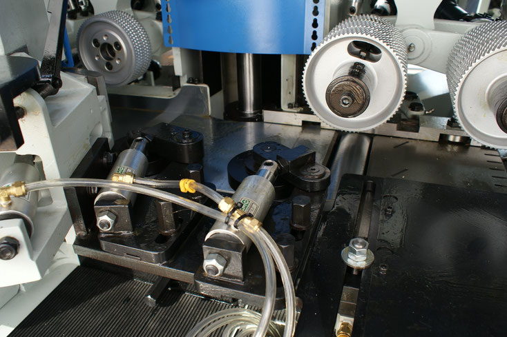 Автоматические четырехсторонние станки Unimax серия Speedmac скорость строжки до 120 м/мин 13